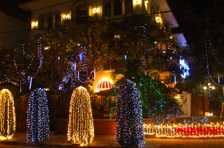 Trang trí đèn quanh nhà chào đón giáng sinh - 5