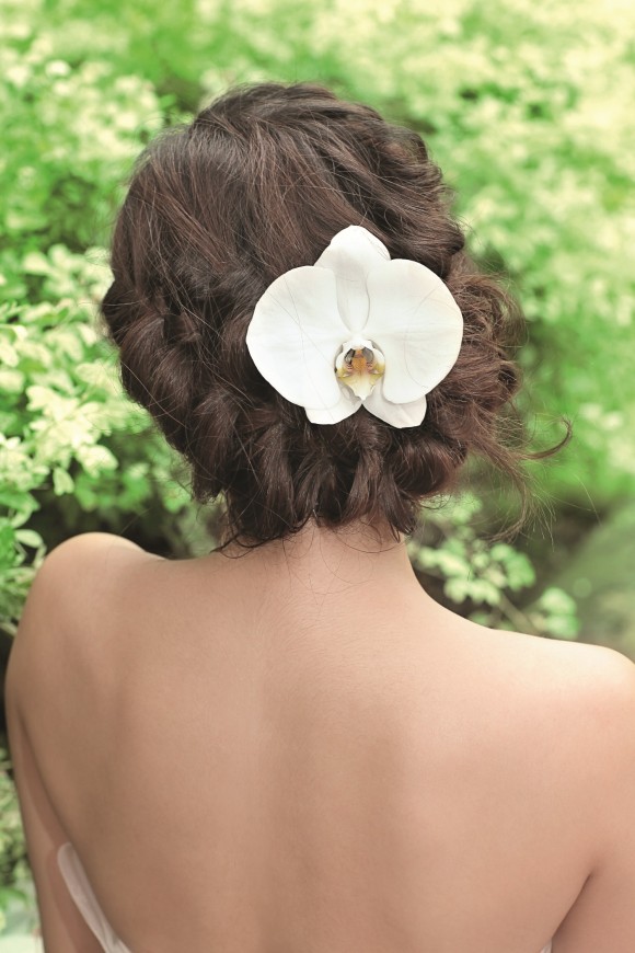 Điểm thêm một bông hoa lan trắng trên tóc cô dâu sẽ trông thật quyến rũ.