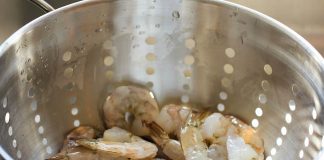 Tôm sốt bơ tỏi là một món ăn làm nhanh ăn ngon, rất thích hợp cho bạn trổ tài nấu nướng khi bận rộn. Thịt tôm thơm ngọt, kết hợp với bơ tỏi sẽ tạo cho món ăn một hương vị quyến rũ đậm đà.