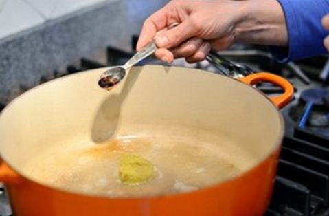 Hướng dẫn nấu trai xào nước cốt dừa ngon lạ  - 1