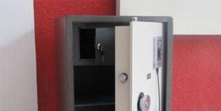 Hướng đặt két sắt giữ được tiền  - 1