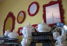 Tạo điểm nhấn cho không gian bằng khung tranh treo tường màu đỏ 1