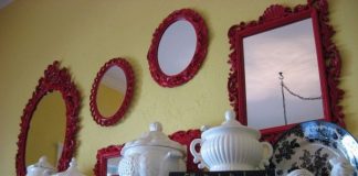 Tạo điểm nhấn cho không gian bằng khung tranh treo tường màu đỏ 1