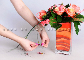 Cách cắm hoa sáng tạo với bình 'hoa hồng trên cát' - 2
