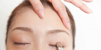 Những tông màu sáng thường không phù hợp với đôi mắt sụp mí.