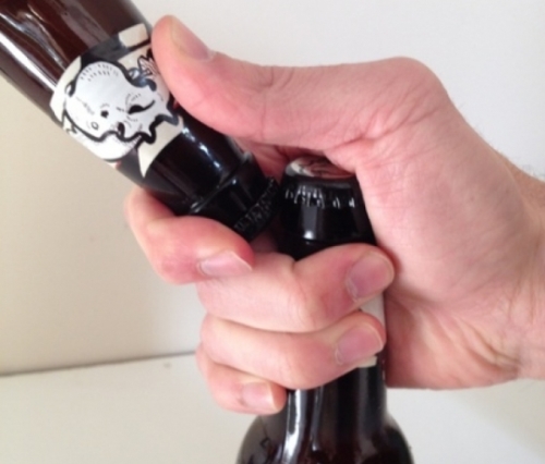 Cách mở bia bằng tay chỉ với một chai bia khác 6