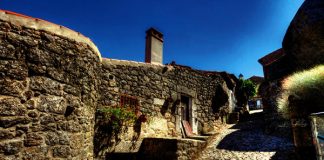 Monsanto - Ngôi làng cổ kẹp trong đá - 1