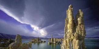 Tháp đá lùng tại hồ Mono