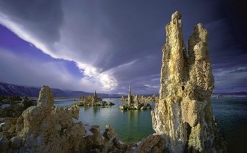 Tháp đá lùng tại hồ Mono