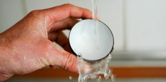 Cách rửa cốc chén sạch bóng bằng Baking Soda - 1