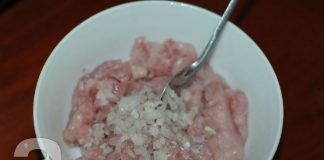 Canh hẹ nấu nấm thịt mát bổ cho ngày hè - 1