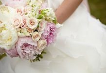 Cách giữ hoa cưới tươi lâu giúp cô dâu xinh đẹp rạng rỡ Cách giữ hoa cưới tươi lâu giúp cô dâu xinh đẹp rạng rỡ