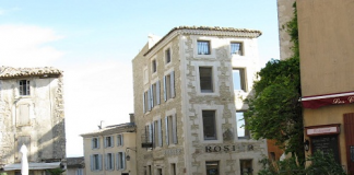 Sải bước trên cánh đồng hoa oải hương ở Pháp