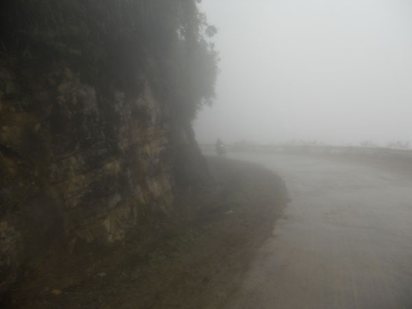 Con đường từ bản Lóng Luông ra chìm trong một lớp sương mù dày đặc.