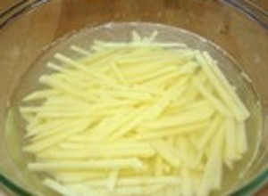Cách làm khoai tây xào đa sắc đa vị - 2