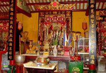 File:Bàn thờ Bắc Đế.jpg