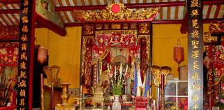 File:Bàn thờ Bắc Đế.jpg