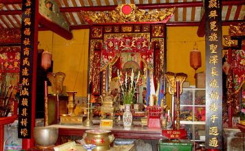 File:Bàn thờ Bắc Đế.jpg