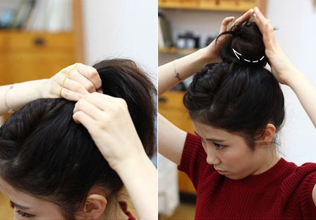 Bước 6: Dùng chun vòng buộc cao lọn tóc phía sau, rồi quấn đuôi tóc, tạo thành một búi trên đỉnh đầu.