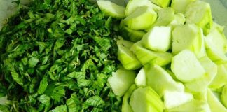 Canh rau đay nấu mướp mát lành ngày hạ