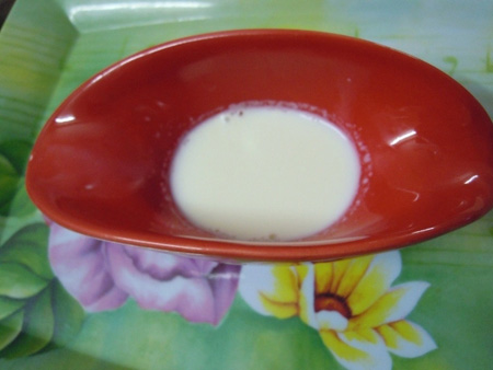 Để 4- 5 muỗng canh sữa trong 1 cái bát. Nhớ đun ấm sữa trước khi đặt vào bát.
