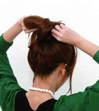 3. Buộc đến vòng chun cuối cùng thì bạn dùng tay luồn tóc qua phần dây chun tạo thành hình búi, sau đó kéo xòe hai bên tóc sang hai phía tạo độ phồng cho tóc.