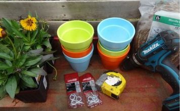 Làm giá để chậu hoa treo tường làm đẹp sân vườn - 1