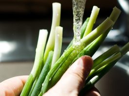 Làm hoành thánh nhân tôm giòn ngon - 1