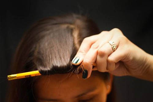 Cách làm tóc xoăn đơn giản chỉ bằng... bút chì - 6