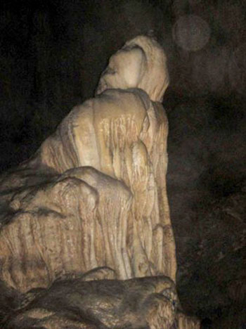 Tảng đá hình Phật đang ngồi thiền trong hang Chi Đảy