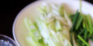 Xào nhanh thịt bò với hành ăn cơm nóng tuyệt ngon - 1