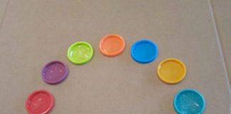 Chế đồng hồ cực yêu từ nắp lọ và bìa cứng