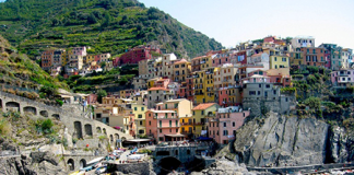 Ngôi làng cheo leo rực rỡ sắc màu