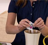 Làm sao để giữ hoa tươi lâu Video: Mẹo giữ hoa tươi lâu, Eva Sành điệu, giu hoa tuoi, cam hoa, meo giu hoa tuoi, meo vat, meo vat cuoc song