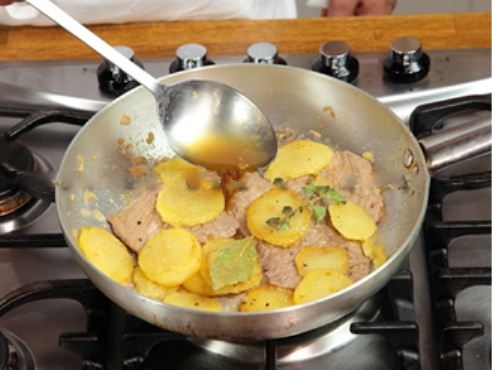 Cách làm thịt bê xào khoai tây ngon lạ đãi cả nhà  - 5