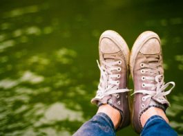 Cách làm sạch giày vải nhanh chóng mà không bị mất dáng