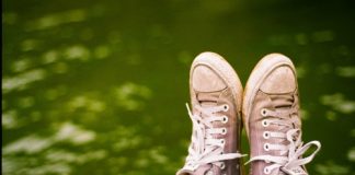 Cách làm sạch giày vải nhanh chóng mà không bị mất dáng