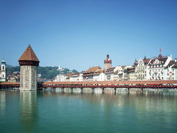 Cây cầu Chapel dài 204m bắc qua sông Reuss ở thành phố Lucerne.