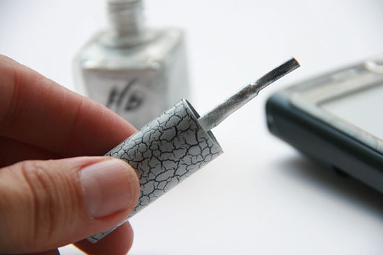 Cách trang trí vỏ điện thoại bằng sơn móng tay - 3