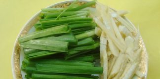 Hướng dẫn làm món ngao xào tỏi tây - 1