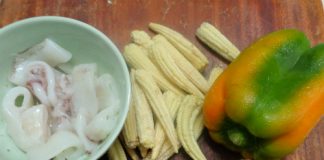 Trổ tài làm món mực xào ớt ngọt, bắp non cho bữa trưa - 1