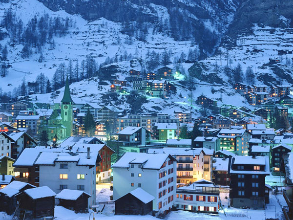 Ngôi làng Zermatt phủ đầy tuyết trắng vào mùa đông.