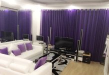 Căn phòng Ngọc Trinh tràn ngập màu tím. Theo cô, màu sắc dịu dàng này giúp cô ngủ ngon và nhìn dễ chịu hơn mỗi khi đi ra ngoài trở về căn phòng.