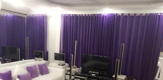 Căn phòng Ngọc Trinh tràn ngập màu tím. Theo cô, màu sắc dịu dàng này giúp cô ngủ ngon và nhìn dễ chịu hơn mỗi khi đi ra ngoài trở về căn phòng.