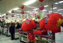 Cách tân trang phòng khách đón Tết bằng gối tựa xinh xắn Trang trí Tết với những món đồ màu đỏ - 1