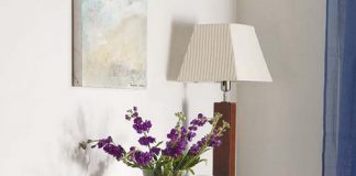 Cách sử dụng thông minh 1 chiếc bàn gỗ đơn điệu  - 1