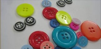 Cách làm móc khóa hình búp bê ngộ nghĩnh từ nút áo