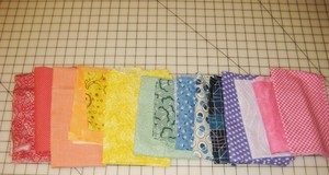 Mẹ khéo tay với cách may thảm bảy sắc cầu vồng cho bé ngồi êm ái1