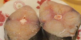 Cách làm cá kho cùi dừa và dứa - 1