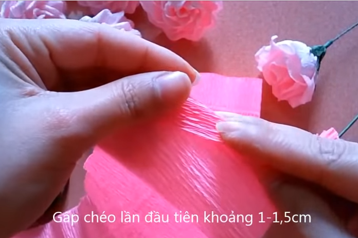 Chi tiết cách làm hoa hồng xoắn giấy 'để ai cũng làm được'2